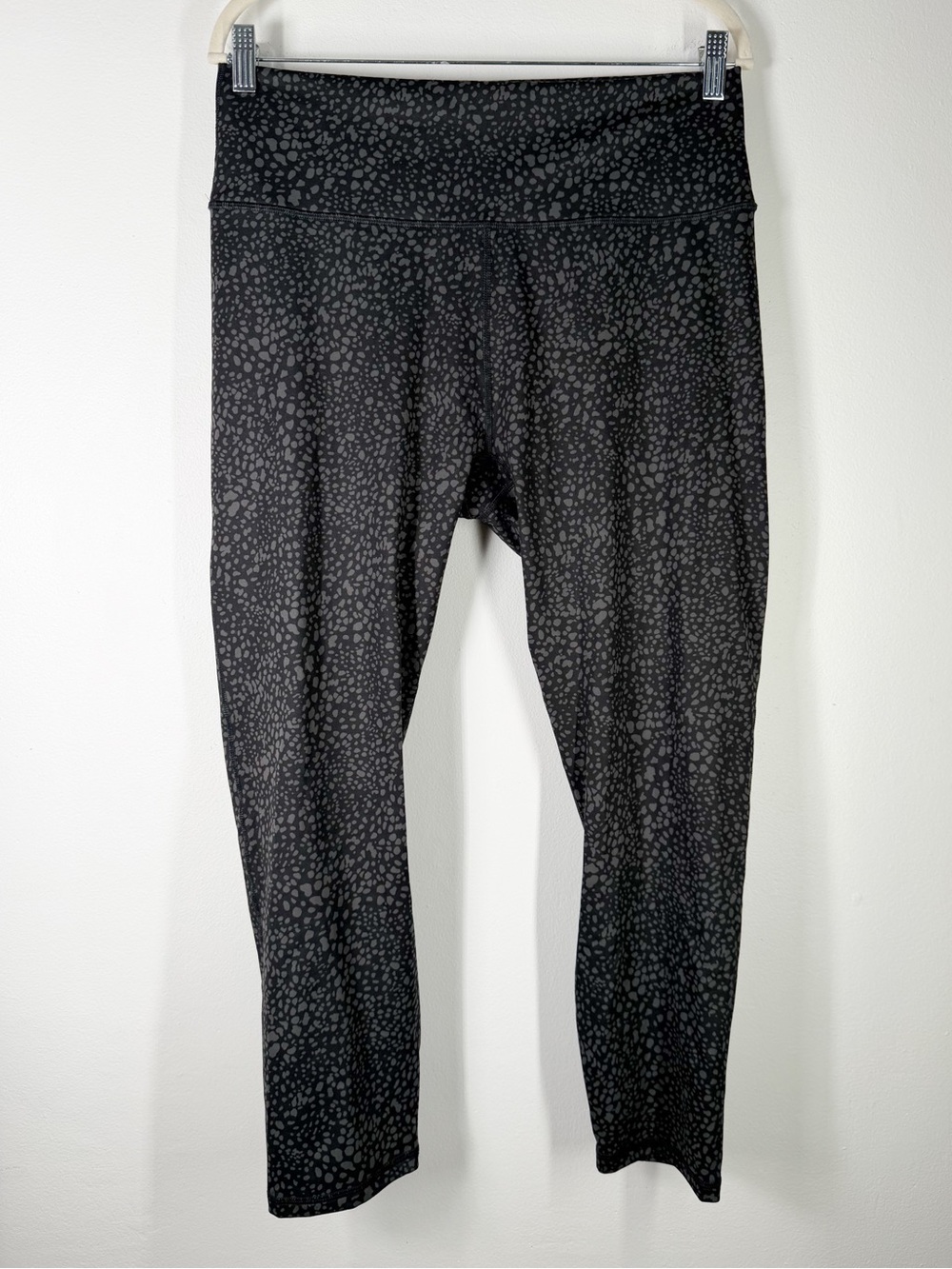 NWT Fabletics Define High Waisted 7/8 Leggings in Black Spotted Animal Size XL